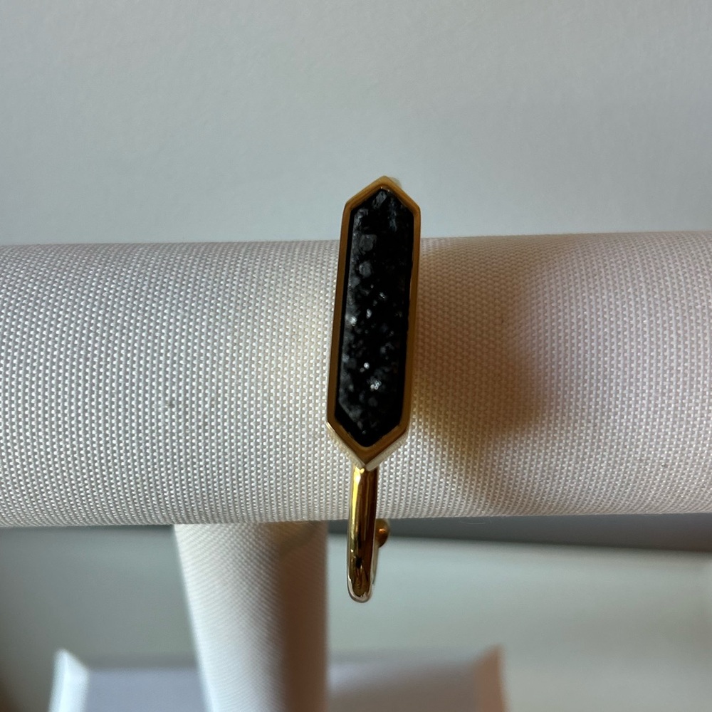 Kinsley Armelle Gold Bangle Bracelet with Bold Black Stone
✨🖤 Sleek Gold Finish